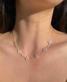 White Accessories Jewelry, Diamond Necklaces Aesthetic, Simple Silver Necklace Designs, Simple Flower Necklace, White Flower Necklace, Small Diamond Necklace Unique, Minimal Diamond Necklace, Simple Jewelry For Wedding, Small Gold Jewelry Simple Necklace