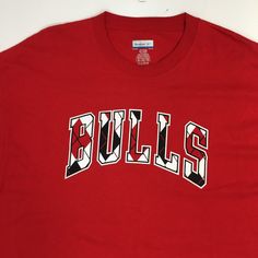 Article is in excellent condition, just has a faint tiny spot on the front T Measurements Chest: 51 Length:34.5 Crewneck Streetwear, Chicago Bulls Basketball, Bulls Basketball, Nba T Shirts, Luxury Winter, Streetwear T Shirt, Streetwear Tshirt, Mens T Shirts, Sport Man