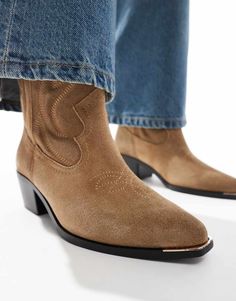 Schoenen van Stradivarius Landelijk chic Westernstijl Met treklusjes om makkelijk aan te trekken Afgeronde neus Goudkleurige biesjes Halfhoge blokhak Short Cowboy Boots, Maxi Dresses Fall, Look Short, Trainer Heels, Dress Bra, Ballet Pumps, Cowboy Boot, White Trainers, Country Chic