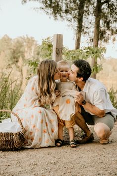 Picnic Theme Maternity Photoshoot, Picnic Pregnancy Announcement, Maternity Photography Picnic, Pregnant Picnic Photoshoot, Pregnant Couple Outdoor, Baby Announcement Photoshoot, Life Goals Future, Family Beach Pictures, Family Moments