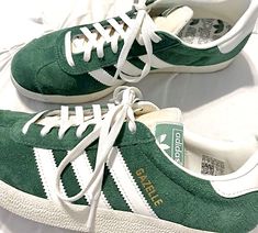 Harry Styles Shoes, Satellite Stompers, Aesthetic Pearls, Adidas Gazelle Outfit, Harry Styles Photoshoot, Harry Styles Songs, Harry Core, Details Aesthetic, Converse Outfits