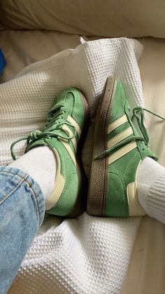 🥝🥒🐢 #spezial #adidas #shoes #greenspezials #samba #outfits #lifestyle Egypt Inspiration, Spezial Adidas, Samba Outfits, Tv Girl, Green Sneakers, Hype Shoes, Shoe Inspo, Stylish Clothes