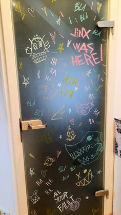 glass door painted on with chalk markers <3 Arcane Room Decor, Jinx Room, Arcane Diy, Jinx Art, Jinx Arcane, Easy Diy Room Decor, Art Deco Interior, Diy Wall Decor, Glass Painting