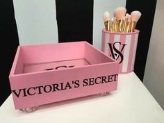 Glam Bathroom, Chanel Decor, Glamour Decor, Makeup Organization Diy, Diy Vanity, Diy Decor Crafts, Simple Bedroom, Diy Makeup, Diy Organization