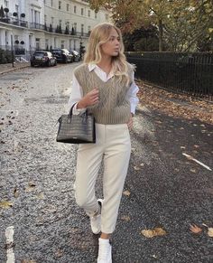 Old Money Autumn Outfits Women 2024: 25+ Ideas You Will LOVE 15 Granny Look, Winter Fashion Outfits Casual, Beige Outfit, Looks Chic, 가을 패션, Professional Outfits, Business Casual Outfits, Mode Inspiration