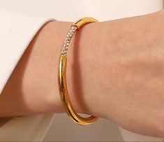 Gold Bangals Design Latest For Women, Kada Gold For Women, Daily Wear Gold Bangles For Women, Gold Kadiyam For Ladies, Gold Kade Designs For Women, Tanishq Jewellery, Plain Gold Bangles, Delicate Gold Bracelet