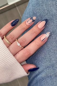 Nails 2025 Christmas, Navy Blue And Gold Holiday Nails, Mail Inspo January, Dark Blue Christmas Nails Winter, New Years Nail Designs Navy Blue, Black Blue And Gold Nails, Navy Blue Xmas Nails, Navy Themed Nails, Navy Nails Design Winter