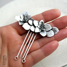 🌵 silver hair comb made of brass with beautiful succulent leaves - Botanik Design 🌵 This handcrafted hair accessory is a beautiful unique piece - 100% handcraft from my workshop in Spain.  Material: brass, silver-plated (fine silver bath)  Dimensions: cast part leaves: approx. 6.7cm x 2.9cm, insert comb: length 4.4cm, total: 6.7cm x 7.2cm.  The decorative hair ornament is especially intended for weddings, as bridal jewelry it can be beautifully fitted into an updo or a bun. Of course, the hair Cast Jewelry, Silver Bath, Succulent Leaves, Decorative Hair Combs, Silver Hair Comb, Wedding Unique, Metal Comb, Casting Jewelry, Hair Combs