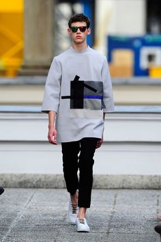 Vladimir Karaleev Menswear Spring Summer 2015 2015spring trend item is oversized top is huge Fashion Week Berlin, Urban Apparel, Berlin Fashion Week, Brian Tracy, Moda Vintage, Mens Fashion Summer, Urban Outfits, Summer Ready, Spring Summer 2015