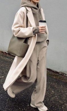 10 outfits cómodos y calientitos para las amantes de los pants | Mujer de 10 Cozy Style Clothes, Stile Hijab, Athleisure Trend, Streetwear Mode, Winter Fits, Indie Outfits