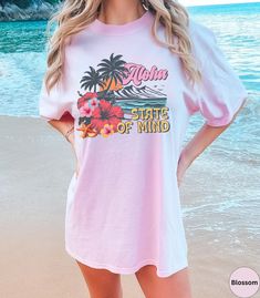 🌸🌺Discover our Retro Aloha State of Mind Comfort Colors beach vacation Unisex shirt! 🌺🌸 This trendy Hawaii Summer t-shirt features an eye-catching design that is sure to enhance your next beach vacation! Made of 100% ring-spun ethically grown cotton, this shirt is super soft and comfortable. It has a relaxed fit which is made of a medium fabric that is preshrunk. Looks super cute with shorts, jeans or as an oversized beach cover up. Great gift for a Beach Lover! Comes in 14 pretty colors! ♦️ Retro Hawaii, Hawaii Tshirt, Aloha Wear, Summer Beach Vacation, Comfort Colors Shirt, Comfort Wear, State Of Mind, Summer Tshirts, Pretty Colours