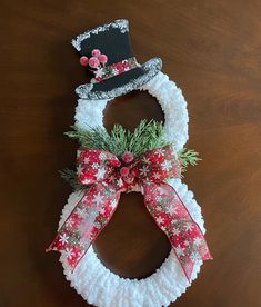 a snowman wreath with a top hat on it