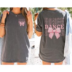 Dance your heart out in style with our "Dance" Shirt featuring a Coquette Bow! 💃🎀 This fashionable and comfortable shirt is perfect for every dancer who loves to add a touch of elegance to their dancewear. Featuring the word "Dance" paired with a cute coquette bow, this shirt is the ideal way to celebrate your passion for dance with flair. 🎨 Vibrant and Trendy Colors: Available in a variety of fashionable colors, this shirt is designed to match your style. Choose your favorite shade and proud Dance Team Shirts Ideas High Schools, Dance Studio Shirts Design, Fitted Short Sleeve T-shirt For Cheerleading, Casual Summer T-shirt For Dance, Casual Tops For Summer Dance Class, Casual Summer Tops For Dance Class, Relaxed Fit Tops For Summer Dance, Casual Stretch T-shirt For Dance Class, Casual Short Sleeve T-shirt For Dance