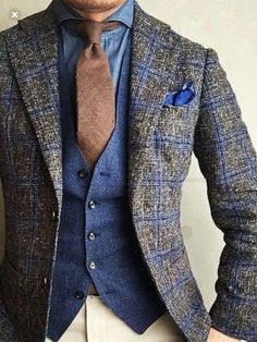 The error of vintage men's suits seems to diminish each passing day. Join me to revive the Sir's and gentlemen of London. Semi Formal Men Outfit, Semi Formal Men, Casual Suits Men, Mens Casual Suits, Formal Men, Formal Men Outfit, Mens Fashion Blazer, Color Combinations For Clothes, Mens Fashion Smart