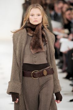 Ralph Lauren at New York Fall 2010 Clothes Brown, Fall Dressing, 2010 Runway, Stylish Winter Outfits, Ralph Lauren Style, 1940s Dresses