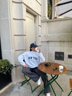 Women Wearing Caps Outfit, My Yankees Hat, Cute Outfit With Hat Baseball Caps Casual, Street Style Baseball Cap Outfit, Trouser Sweatshirt Outfit, Winter Outfit With Baseball Hat, New York Yankees Hat Outfit Aesthetic, Outfit With Baseball Hats For Women, Sweatshirt Trousers Outfit