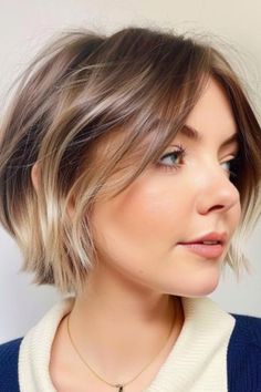 The ear-length choppy bob with side parting is ideal for those who prefer a shorter, more manageable hairstyle. This cut is both stylish and practical, with a side parting that adds a modern twist. Click here to check out more celebrities cute choppy bobs hairstyle that they are obsessed with. Jennifer Aniston Short Bob, Side Parting Bob, Chin Length Bob With Side Bangs, How To Style A Choppy Bob, Chin Length Choppy Bob, Short Hair Side Part Hairstyles, Choppy Bob Straight Hair, Transition Haircut, Choppy Lob Haircut Mid Length Textured Bob