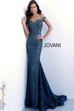 This gorgeous lace mermaid evening dress is perfect for any special occasion. It features a sweetheart neckline with off the shoulder sleeves and a pleated fitted waistline. The length of the skirt blooms all the way down to the floor and is completed with a detachable train for a dramatic entrance. The back closes up with an invisible zipper for a sleek, seamless finish. You can wear this elegant dress as a Mother of the Bride or for any other formal event. Show up in style in this beautiful la Coral Homecoming Dresses, Peacock Blue Dress, Plunging V Neck Dress, Jovani Gown, Beaded Flapper Dress, Gold Prom Dresses, Prom Dresses Jovani, Detachable Train, Lace Prom Dress