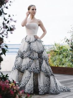 Black And White Ball Gown, Black And White Ball, White Ball Gown, Fancy Gown, White Ball Gowns, Strapless Evening Gowns, Embroidered Lace Dress, Natalie Portman, Little White Dresses