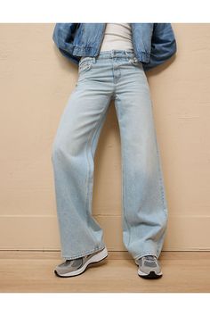 Stretchy in the waistband, rigid everywhere else./Light wash Low Rise Baggy Jeans, White Jeans Men, Athletic Fit Jeans, Dream Jeans, Jean Trends, Curvy Jeans, Loose Jeans, Medium Wash Jeans, Costume Shop