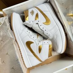 Air Jordan 1 High Og Wmns White Gum Light Metallic Gold Fd2596-107 Size 5w - 12w Air Jordan En Or, Luxury Nike Sneakers, Gold Air Jordan 1, Air Jordan Shine, Yellow High Top Jordans, White And Gold Shoes Sneakers, Air Force One Jordans, Nike Air Force 1 Gold And White, Real Air Jordans