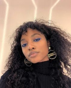 17 Best Spring Makeup Looks for 2022 | Glamour Colorful Eyeliner Black Women, Mascara Bleu, Blue Eyeliner Looks, Spring Makeup Looks, Blue Eyeliner Makeup, Color Eyeliner, Colored Mascara, Funky Makeup, Mekap Mata