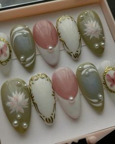 Laufey Inspired Nails, Cruel Prince Nails, Green Cute Nails, Art Nouveau Nails, Aesthetic Press On Nails, Summer Nails Green, Fairycore Nails, Ghibli Nails, Fairy Nail Art