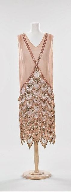 French Dress - 1925 - Silk, rhinestones - The Metropolitan Museum of Art Princess Merida, Beaded Evening Gowns, Look Retro, Disney Nails, Flapper Style