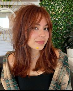 Copper Hair Round Face, Shadow Roots Copper Hair, Short Auburn Hair With Curtain Bangs, Copper Hair With Brown Eyebrows, Copper Hair On Short Hair, Cooper Hair Brown Eyes, Mid Length Hair With Layers Ginger, Dark Roots With Copper Hair, Midi Layered Hair