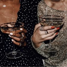 ❥ r o y a l m i s f i t Glitter Champagne, Aesthetic Friends, Friends Black, Chuck Bass, Ideas Party, Glitz And Glam, How To Pose, Christmas Aesthetic, Look Casual