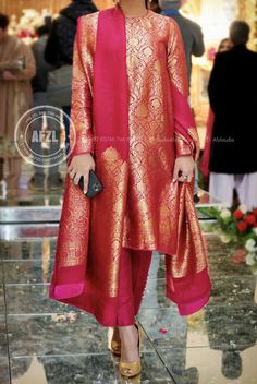 Brocket Suit Design, Banarsi Suit Design With Pant, Banarsi Dress, Banarsi Suit, Velvet Suit Design, Heavy Dresses, Velvet Dress Designs, Womens Trendy Dresses