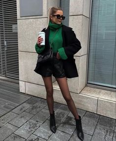 Short Boots Outfit, Winter Shorts Outfits, Vinter Mode Outfits, Shorts Outfit Ideas, Leather Shorts Outfit, Leather Pants Style, Black Shorts Outfit, Classy Fall Outfits, Black Leather Shorts