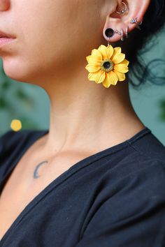 - Sunflower earrings handmade with cold porcelain, petal by petal. - There are two pairs, one is 4.5cm wide and the other is 5cm wide. - They are very light to wear. - The hooks are silver. - I leave you another link where you can find more flower earrings: https://www.etsy.com/es/listing/1488747602/pendientes-de-margaritas-pendientes-de?click_key=e47d84c5aac580c045e3d78865a6da634240dad1%3A1488747602&click_sum=67644c1a&ref=shop_home_active_47&frs=1&sts=1 Yellow Flower-shaped Polymer Clay Earrings, Handmade Flower Earrings In Polymer Clay, Yellow Sunflower Design Flower Earrings, Yellow Handmade Flower Earrings, Flower-shaped Polymer Clay Earrings, 3d Flower Earrings In Polymer Clay, Yellow Flower Earrings With 3d Flowers, Handmade Yellow Flower Earrings, Yellow Flower-shaped Earrings With 3d Flowers