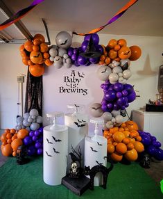 halloween decorations and balloons are on display at a party in the shape of a wreath