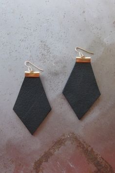 Dyi Earrings, Handmade Leather Jewelry, Leather Jewelry Diy, Dangle Earrings Wedding, Leather Ring, Women's Boutique, Earring Patterns, Bijoux Diy