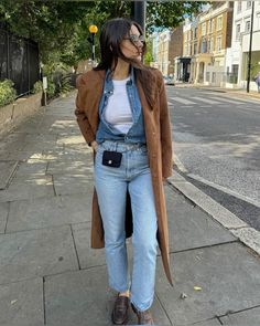 Denim Shirt Outfit Winter, Denim Shirt Outfit, Trending Fashion Outfits, Fashion 101, Classic Outfits, Winter Looks, Denim Shirt