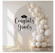 balloons are arranged in the shape of a graduation cap and congrats grads sign