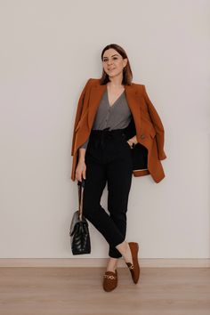 enthält unbeauftragte Werbung // paperbag hose kombinieren, was ziehe ich morgen an, was ziehe ich morgen im büro an, paperbag hose stylen, gestreifte paperbag hose schick kombinieren, paperbag hose für welche figur, Büro Outfits im Frühling, büro outfit ideen, lookbook, frühlings outfits 2019, Hose mit Paperbag Bund kombinieren, paperbag Hose elegant kombinieren, Mode und Styling Tipps, Frühlingstrends 2019, Modetrends, www.whoismocca.com #lookbook #howtostyle #howtowear #paperbag #outfitideen Autumn Color Palette Fashion, Paperbag Hose, Become A Fashion Designer, Blogger Outfits, Business Outfits Women, Pants Women Fashion, Neue Outfits, Outfit Trends, Business Outfit