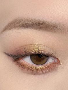 Easy Golden Eye Makeup, Simple Brown And Gold Eyeshadow, Gold Korean Makeup, Soft Eyeshadow Looks Brown Eyes, Golden Hour Makeup Looks, Eyeshadow Looks Gold, Warm Eyeshadow Looks, Warm Eye Makeup, Golden Makeup Look