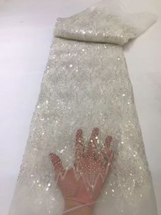 Il tessuto Sequin Glitter è un tipo di tessuto decorativo che presenta una superficie lucida e scintillante e un design a trama larga. Il pizzo glitterato con paillettes è comunemente usato per applicazioni di moda e costumi, come abiti da sera, abiti da ballo e costumi teatrali. Può essere utilizzato anche per una varietà di altre applicazioni, come aggiungere un tocco di brillantezza agli oggetti di arredamento della casa, creare accattivanti decorazioni per le feste o aggiungere un tocco glamour ai progetti di artigianato.
 Venduto con incrementi di 5 iarde: ogni borsa include 5 iarde.



 100% poliestere

 Larghezza: 51/52 pollici

 Utilizzo: abbigliamento, costumi, applicazioni, abiti formali, abiti, artigianato, moda, occasioni, abiti da chiesa, matrimoni, feste White Lace Fabric, Beaded Lace Fabric, Beaded Tulle, African Lace, African Beads, Sequins Embroidery, Lace Weddings, Sequin Fabric, Tulle Fabric