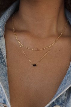 Gold Necklace Set Minimalist, Simple Accessories Minimalist, Elegant Simple Jewelry, Permanent Jewelry Necklace Ideas, Timeless Necklace Classy, Dainty Gold Necklace Stack, Simplistic Necklace, Rings Aesthetic Gold, Vintage Rings Gold