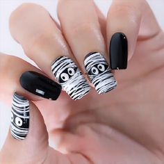 Easy Spooky Nail Designs, Mummy Nails, Nails Details, Spider Gel, Halloween Nails Diy, Holloween Nails, Spa Lounge, Halloween Nails Easy, Halloween Acrylic Nails