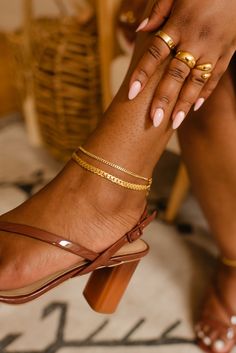 Feel stunning, confident, and empowered, and elevate your outfit with ease in Südara Jewelry! This anklet is hypoallergenic and water-resistant. Your new go-to anklet, Kumari is a herringbone snake chain that wraps perfectly around your ankle. It can be worn alone but looks even better stacked with the Chelsea anklet. Ibiza Aesthetic, Chain Outfit, Boho Jewels, Sneakers Looks, Ankle Chain, Versatile Jewelry, Gold Fashion Necklace