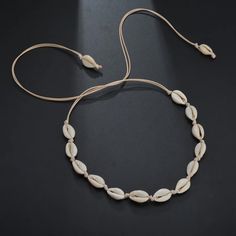 This Bohemian-inspired choker necklace is a stylish addition to any summer wardrobe. Designed for women, it features a delicate chain and geometric shell pendants, perfect for a laid-back, beachy vibe. Made from natural shells and zinc alloy, the necklace blends organic elements with trendy fashion. With a pendant size ranging from 0-5 cm, this piece is ideal for those who love a minimalist yet bold look. Whether you're dressing up for a festival or a casual day out, this choker adds a touch of Shell Choker, Seashell Necklace, Shell Bracelet, Summer Necklace, Black Choker, Styl Boho, Shell Necklace, Choker Collar, Cowrie Shell