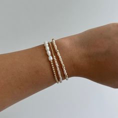 ¡La pieza perfecta para apilar con múltiples pulseras Rhea o apilar con tus piezas existentes! Elija entre dos tamaños de cuentas diferentes. Crystal Falls, Bead Sizes, Half And Half, Fresh Water Pearls, Water Pearls, Bead Bracelets, Bracelet Ideas, Crystal Bracelet, Summer Accessories