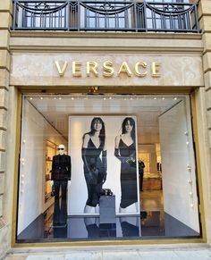 Runway Versace, Versace Aesthetic, Clothing Branding Design, Versace Store, Shops In London, Italian Glamour, Versace Bag, Luxury Fashion Brands, Campus Design