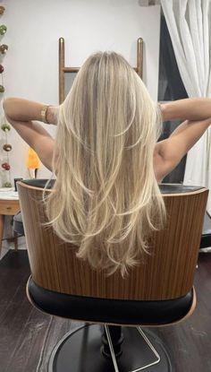 Blonde foilyage and long layered haircut at Salon Sovay. Blonde Foilyage, Best Hair Cuts, Winter Haircut, Long Blonde Hair Cuts, Long Layered Haircut