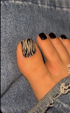 Brown Toenails Design, Natural Pedicure Ideas Toenails, Pedicure Designs Toenails 2023, Winter Toenails 2024, Black Toes Pedicure, 2000s Pedicure, Simple Toe Nails Designs, Fall Pedicure Ideas 2024, Leopard Toenails