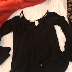 Veronica M Brand New Size Medium Black Long Sleeves - Cold Shoulder Soooooo Cute Casual Long Sleeve Blouse For Going Out, Casual Stretch Blouse For Going Out, Casual Black Blouse For Going Out, Hot Top, Black Long Sleeve, Cold Shoulder, New Color, Top Brands, Top Blouse