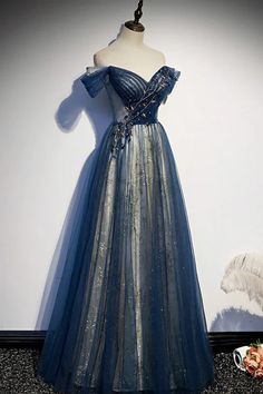 Blaues, schulterfreies, herzförmiges Partykleid aus glänzendem Tüll mit Perlen. Blaues Abendkleid, Ballkleid Blue Organza Evening Dress For Prom Season, Blue Tulle Gown For Homecoming, Blue Tulle Gown With Sequins, Blue Sequined Tulle Gown, Blue Organza Evening Dress With Sweetheart Neckline, Blue Organza Gown With Sweetheart Neckline, Blue Embellished Organza Evening Dress, Blue Sequined Tulle Evening Dress, Blue Tulle Evening Dress For Banquets